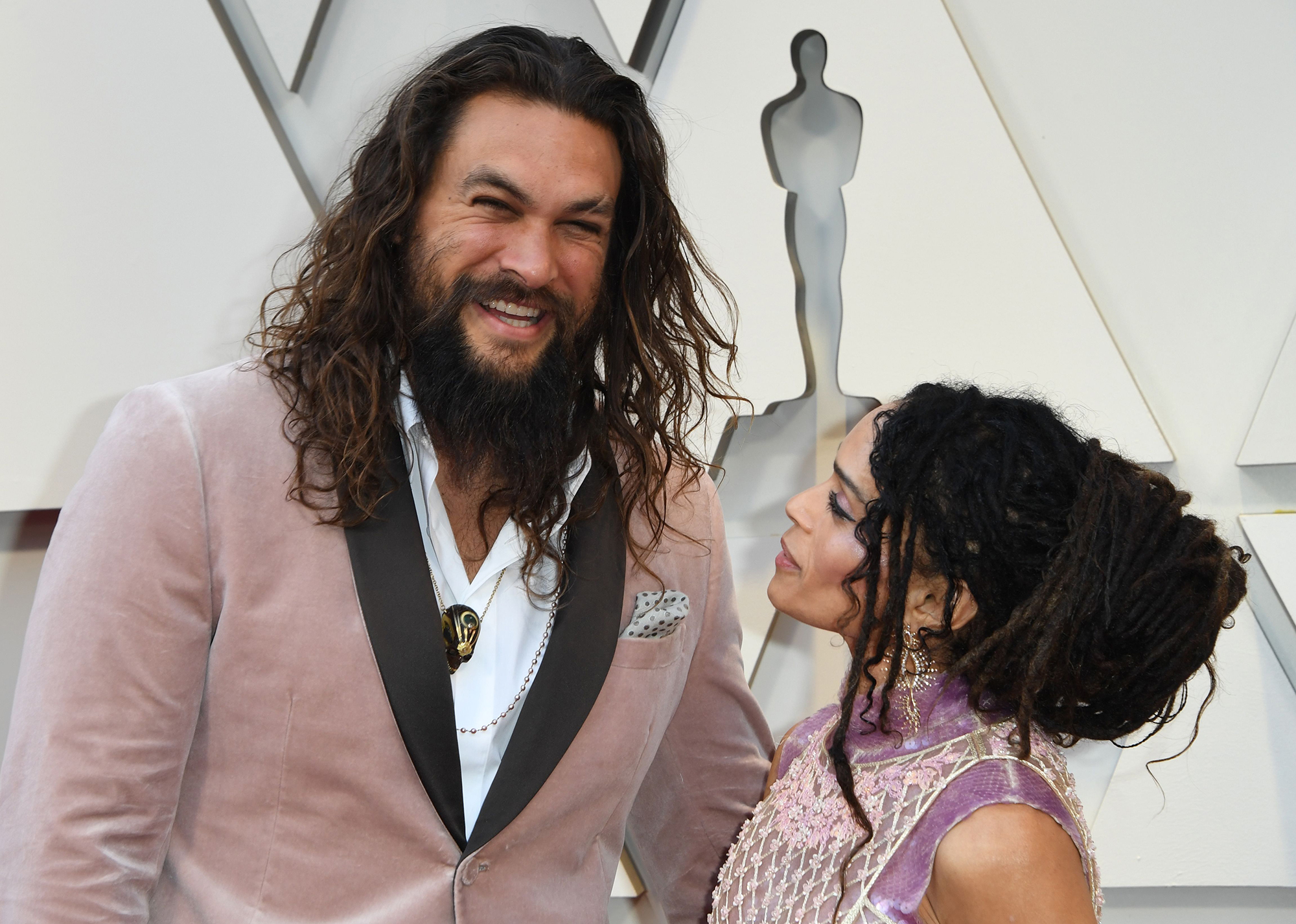 Jason-Momoa-and-Lisa-Bonet-Make-the-Perfect-Pink-Pair-on-Their-First-Oscars-Red-Carpet-2019-04.jpg