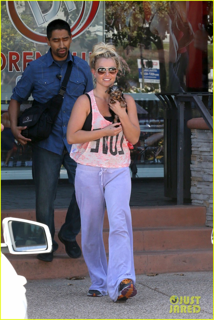 britney-spears-is-beaming-with-new-puppy-after-rehearsals-03.jpg