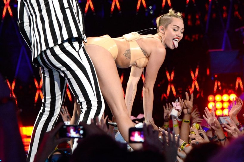 130826-Miley-Cyrus-VMAs_0.jpg