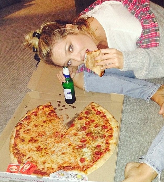 Candice-Swanepoel-Eating-Pizza-and-Beer.jpg