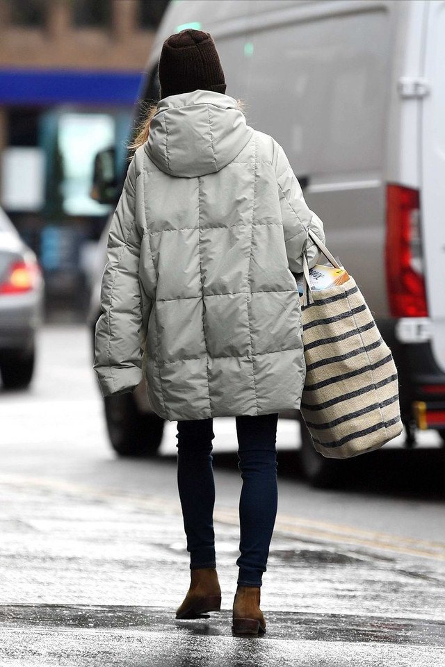 emilia-clarke-braves-the-cold-weather-with-a-puffer-jacket-and-beanie-during-a-shopping-trip-i...jpg