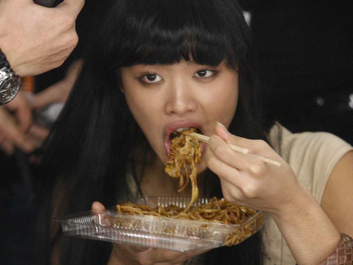 g-her-noodle-dish-while-having-her-hair-straightened-backstage-at-the-singapore-fashion-festival.jpg