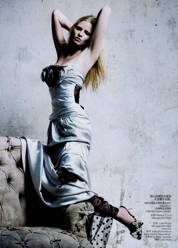 Lara-Stone-Vogue-China-December-3%25255B1%25255D.jpg