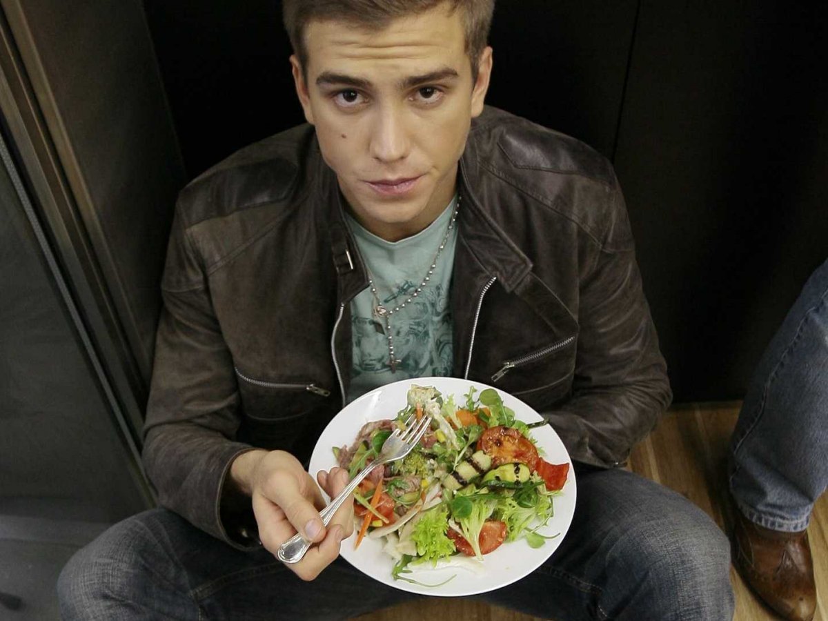 male-models-eat-too-this-dg-looker-enjoyed-a-hearty-salad-during-milans-fashion-week.jpg