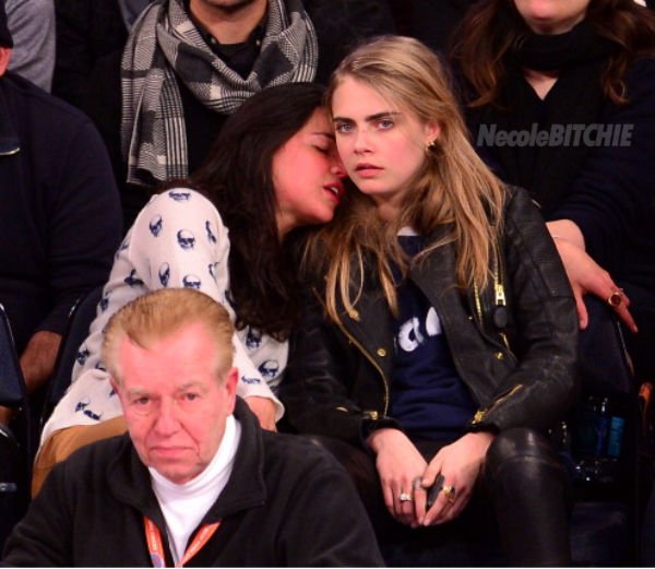 Michelle-Rodriguez-and-Cara-Delevingne-courtside-cuddle.jpg