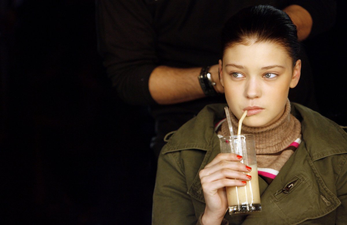 strok-model-sips-on-a-smoothie-while-she-mentally-prepares-for-the-runway-at-london-fashion-week.jpg