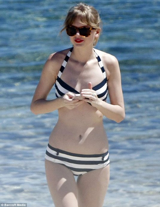 Taylor-Swift-Bikini-Candids-on-the-Beach-in-Perth-2.jpg