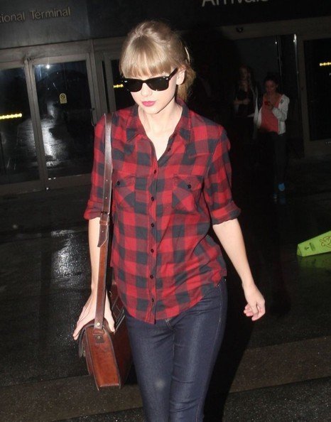 Taylor+Swift+Taylor+Swift+Arriving+Flight+M1pmndvyBQ1l.jpg