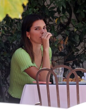 kendall-jenner-outfit-07-16-2020-10.jpg