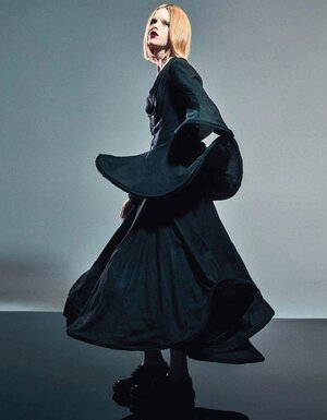 Hannah-Motler-by-Emma-Tempest-for-Vogue-China-April-2020-4.jpg