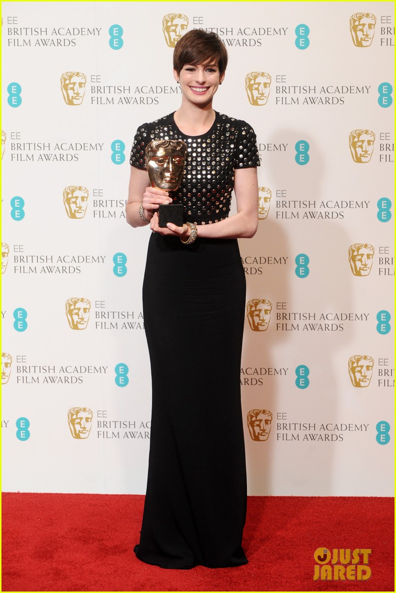 anne-hathaway-wins-best-supporting-actress-baftas-2013-03.jpg