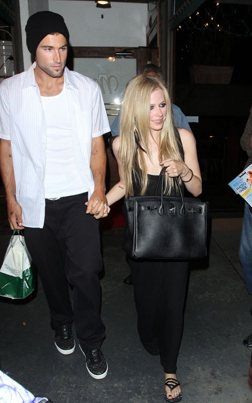 Avril+Lavigne-boyfriend-2011-6.jpg