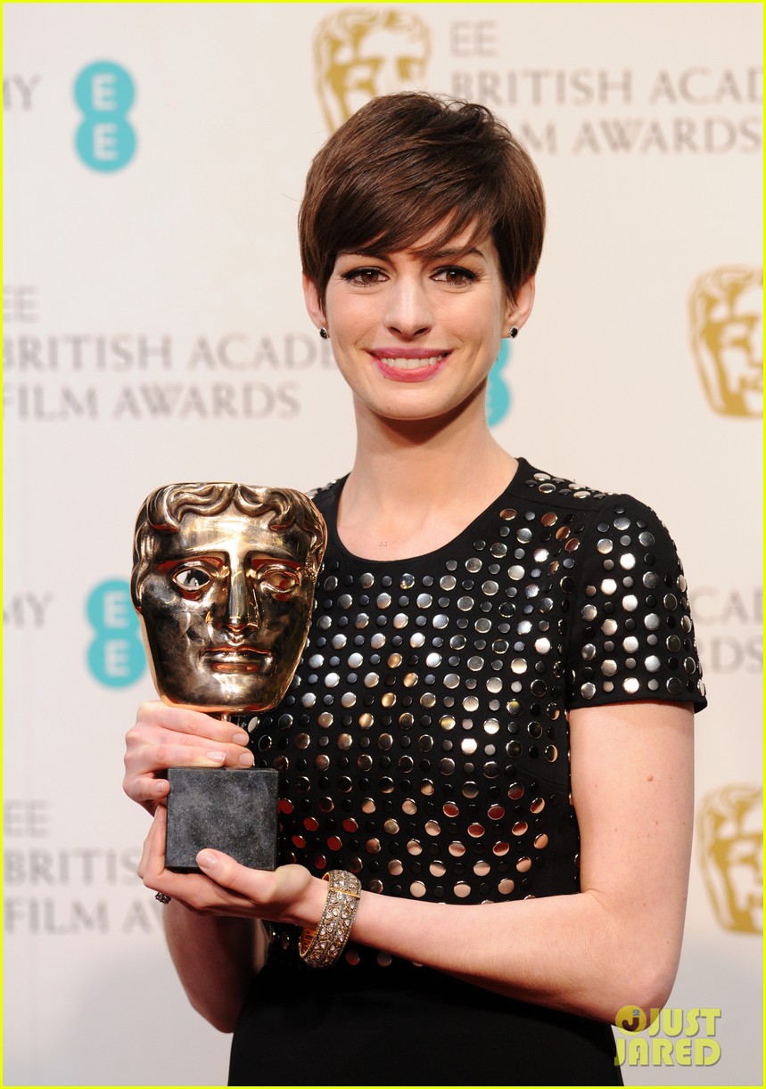 anne-hathaway-wins-best-supporting-actress-baftas-2013-02.jpg