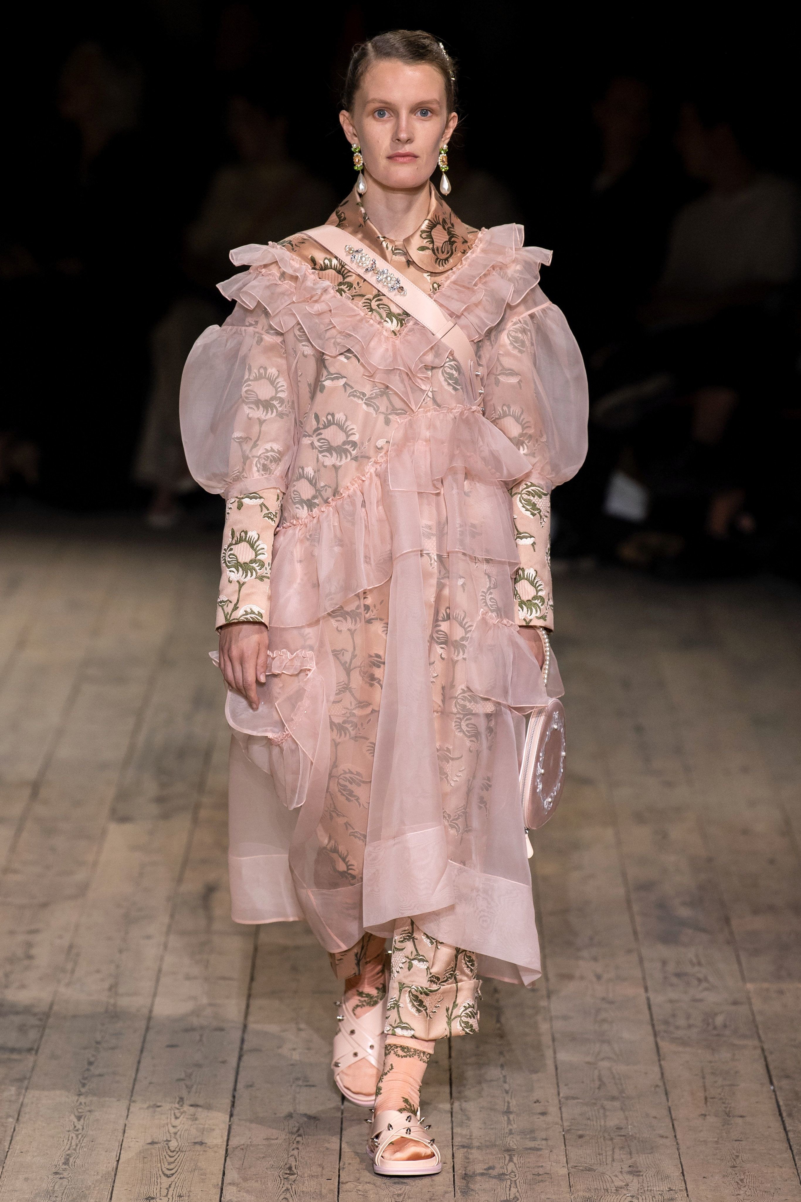 Simone rocha. Симон Роша платья. Simone Rocha at London Fashion week Spring 2020. Показы Симон Роша.