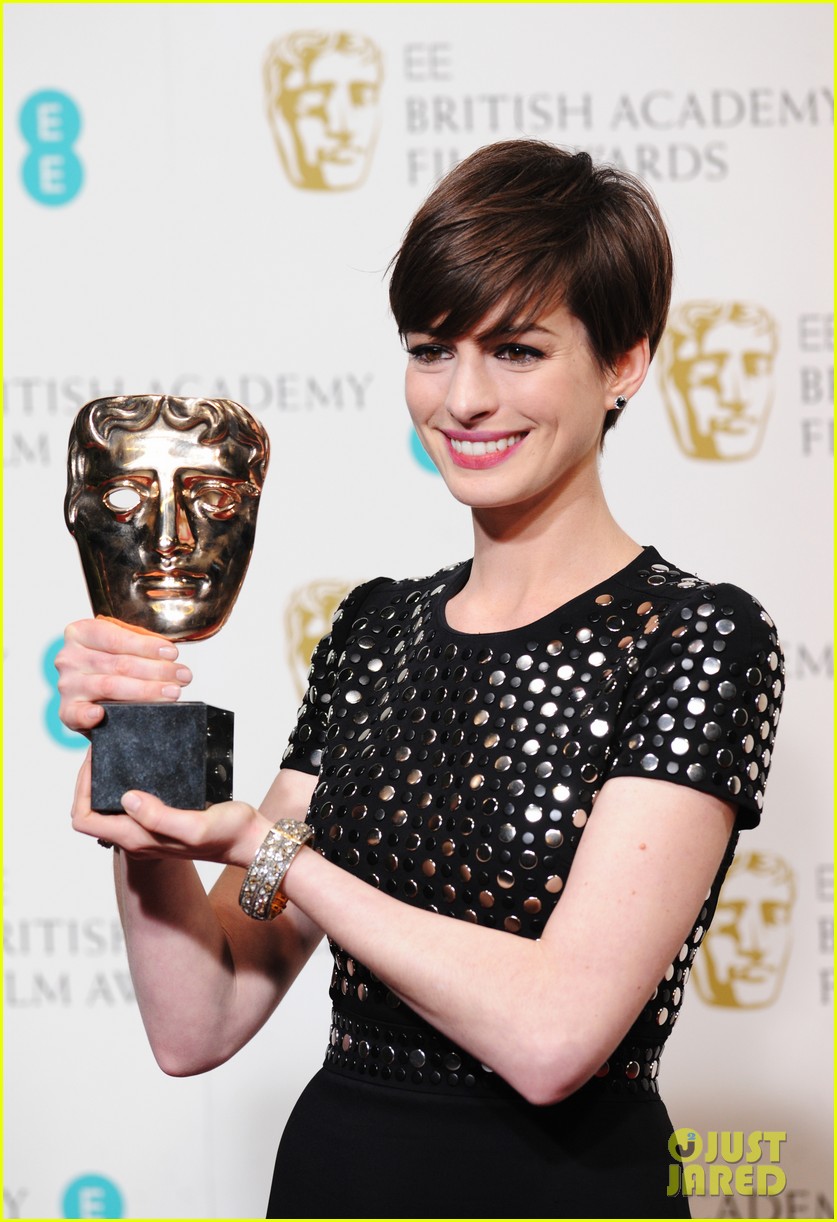 anne-hathaway-wins-best-supporting-actress-baftas-2013-01.jpg