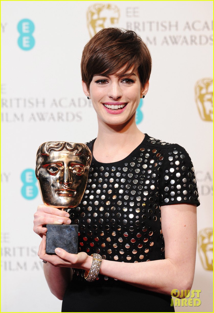 anne-hathaway-wins-best-supporting-actress-baftas-2013-04.jpg