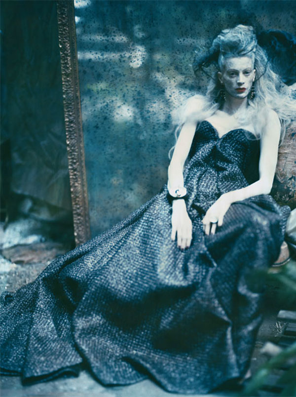 Kristen-McMenamy-by-Paolo-Roversi-in-The-Grand-Couture-Vogue-Italia-September-2010-5-739924.jpg