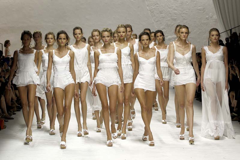 Finale+at+Dolce+and+Gabbana%2527s+Spring+Summer+2011+Runway+show+in+Milan.jpg