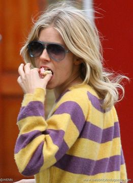 sienna-miller-candid-picture-eating-440x360.jpg