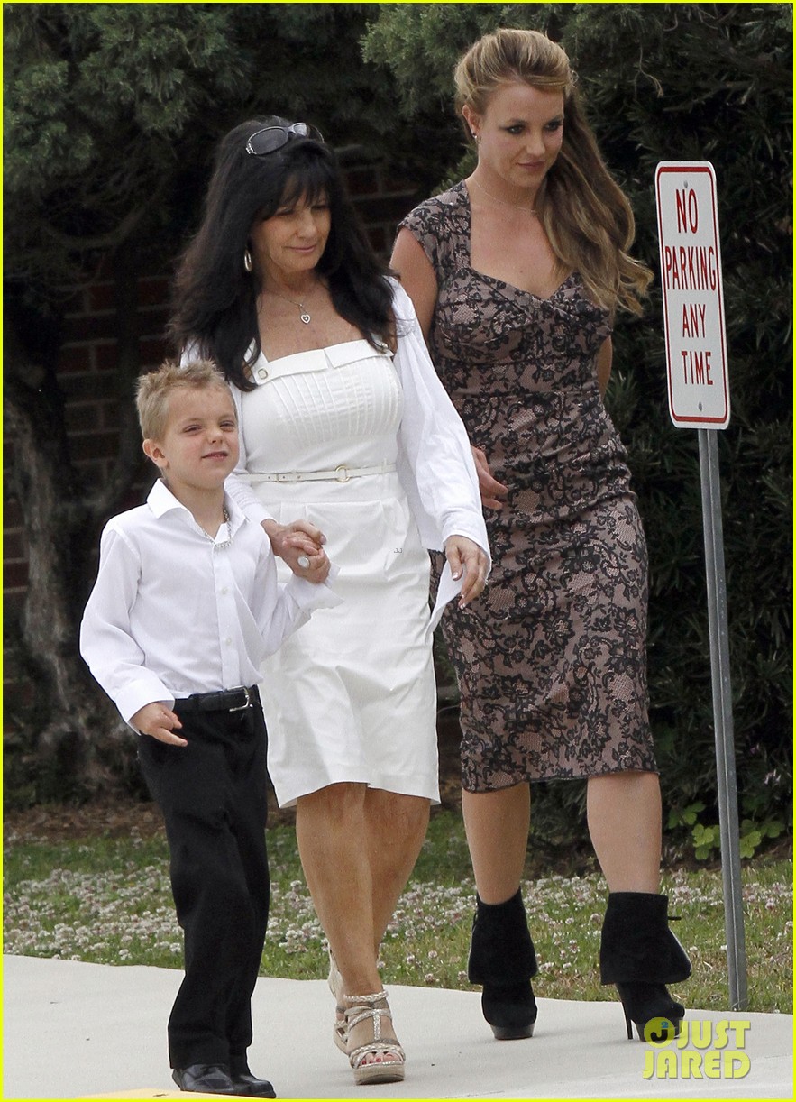britney-spears-easter-church-service-with-the-family-14.jpg