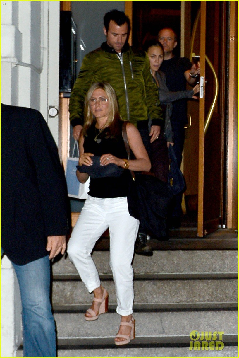 jennifer-aniston-sports-glasses-for-nobu-date-night-with-justin-theroux-02.jpg