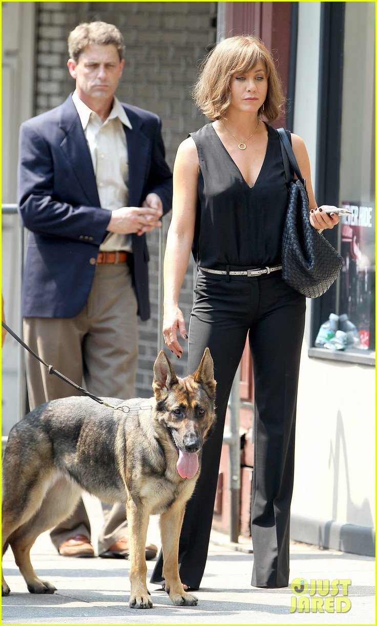 jennifer-aniston-walks-dog-gets-justin-theroux-visit-on-set-27.jpg