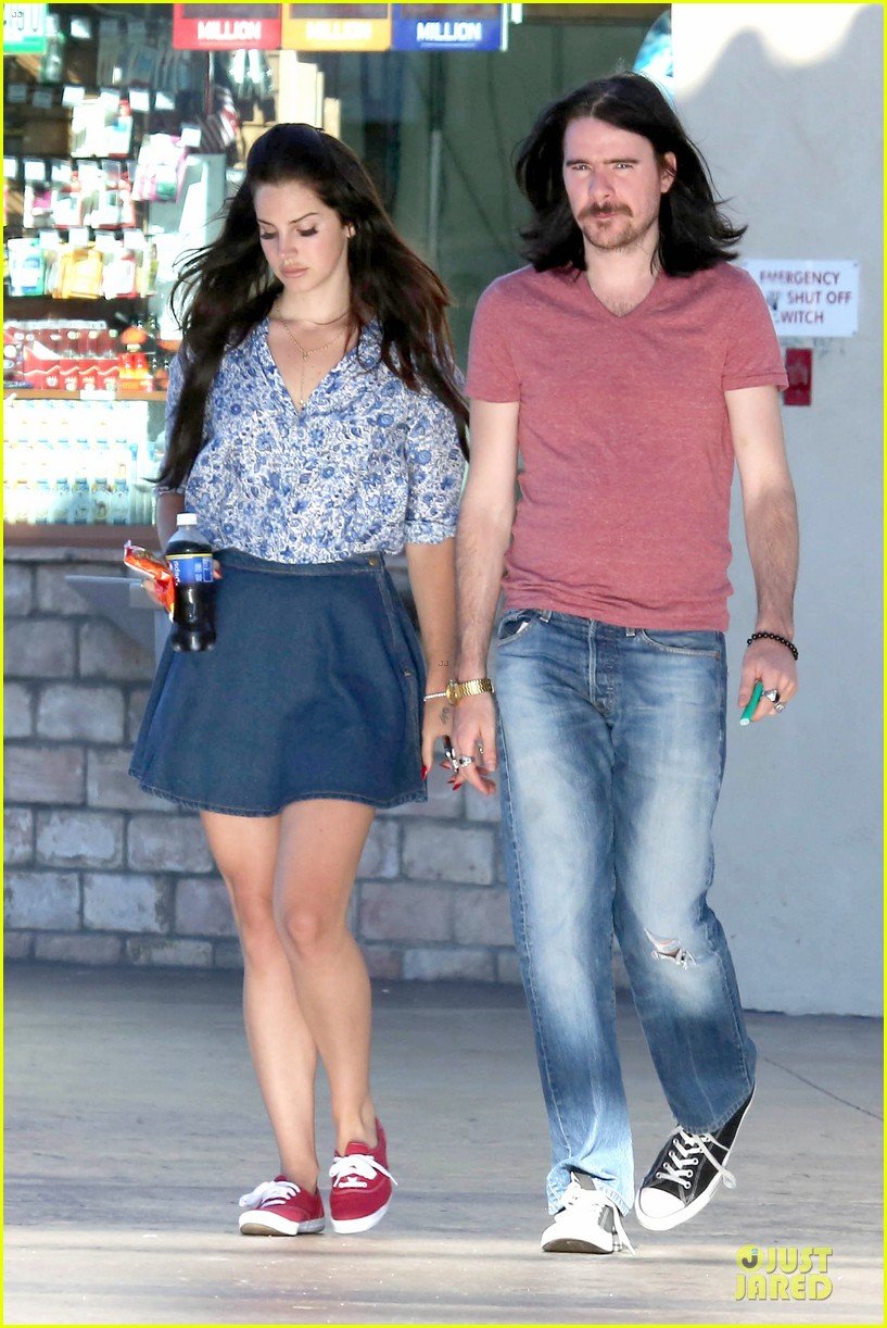 lana-del-rey-barrie-james-oneill-snack-on-soda-in-hollywood-01.jpg