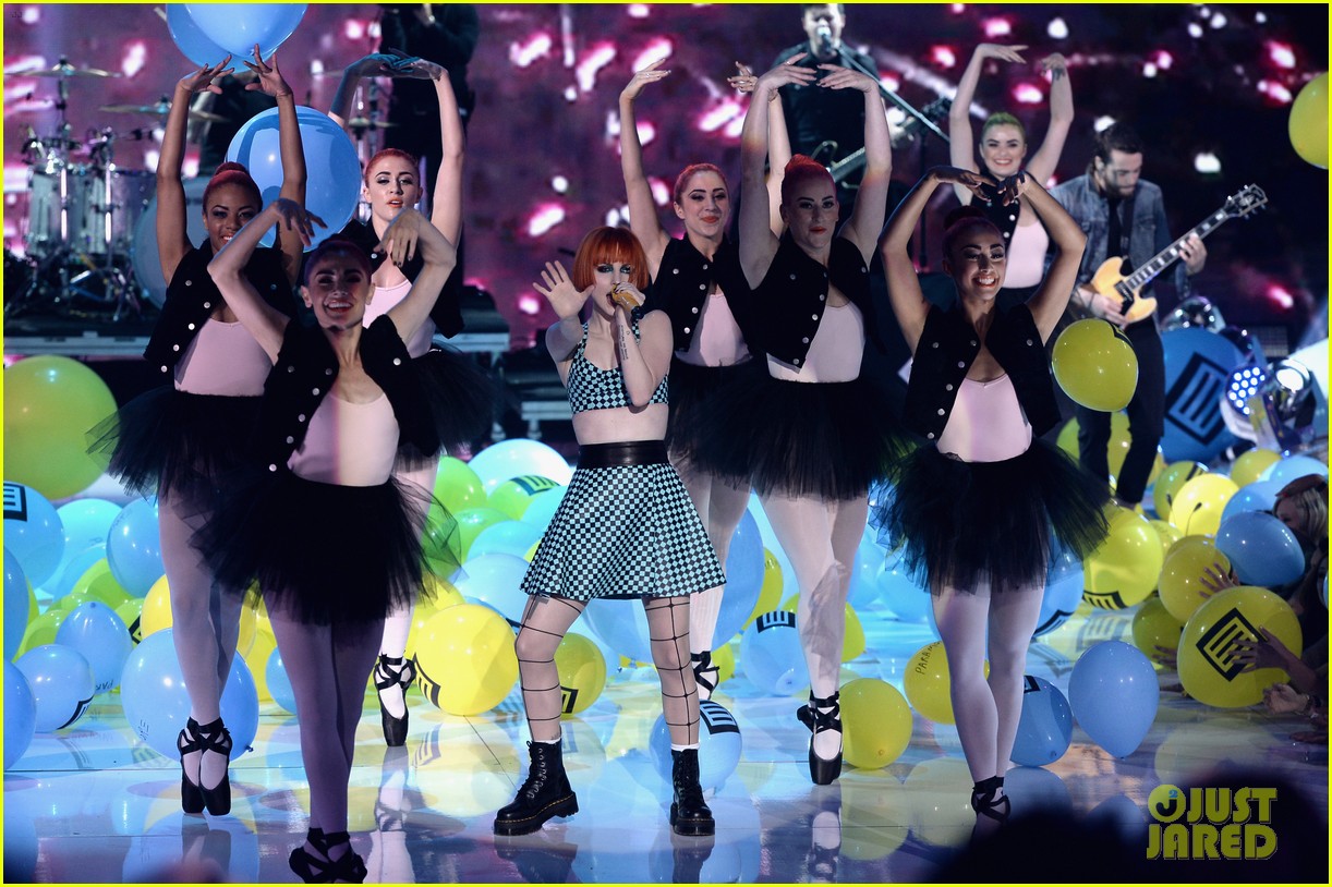 paramore-performs-still-into-you-at-teen-choice-awards-2013-04.jpg