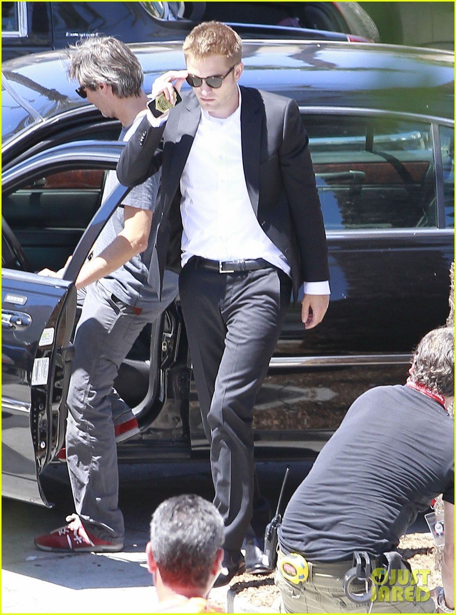 robert-pattinson-all-smiles-on-set-after-security-guard-scuffle-03.jpg