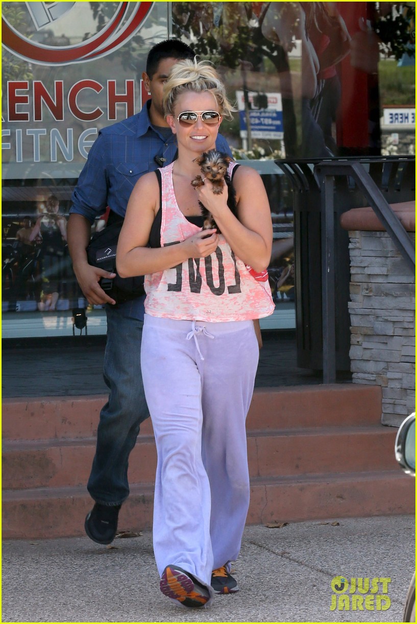 britney-spears-is-beaming-with-new-puppy-after-rehearsals-25.jpg