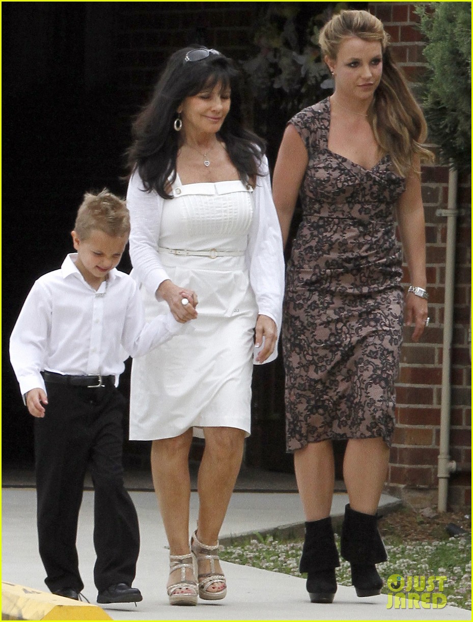 britney-spears-easter-church-service-with-the-family-03.jpg
