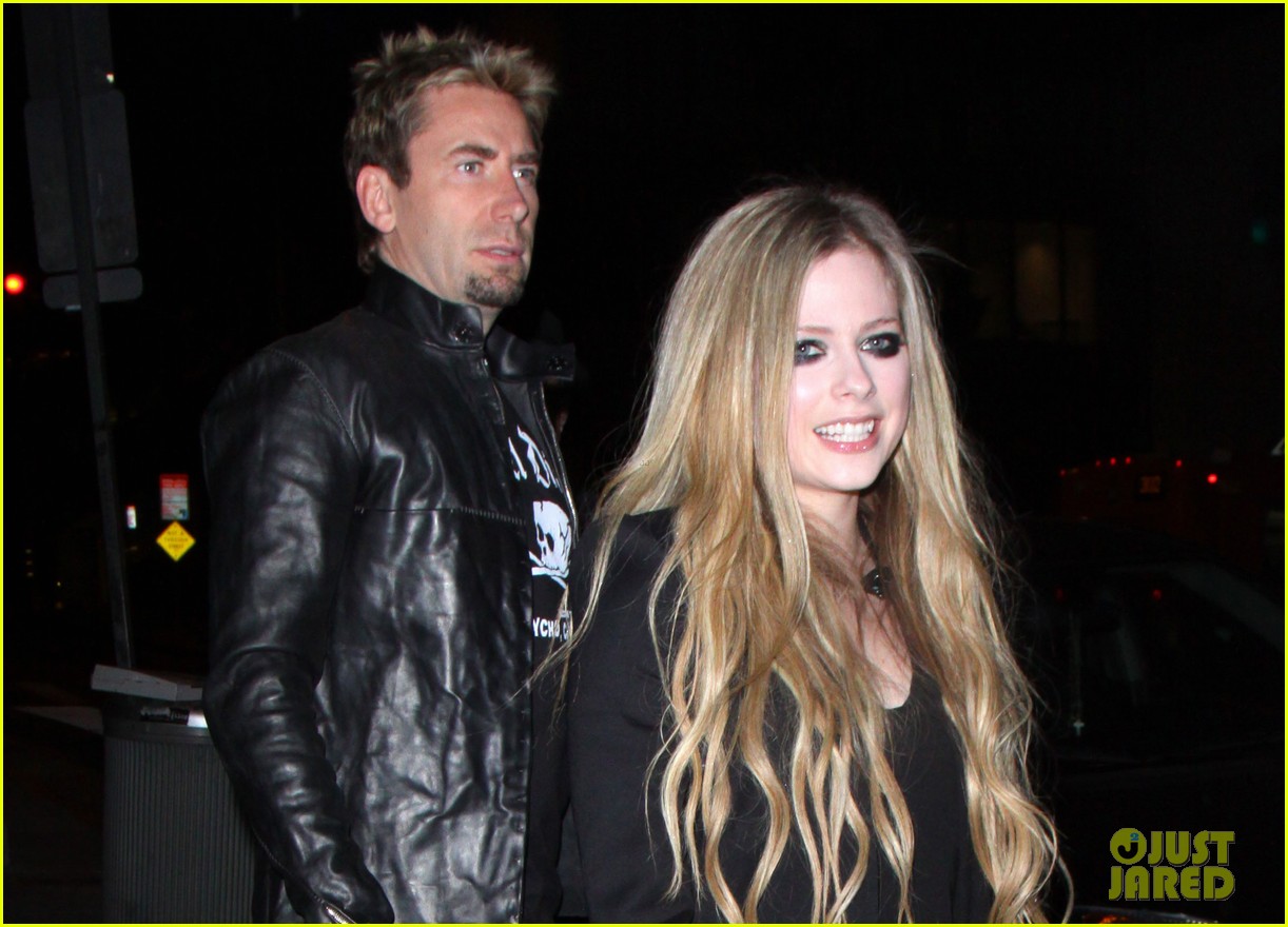 avril-lavigne-premieres-new-song-17-at-viper-room-watch-now-01.jpg