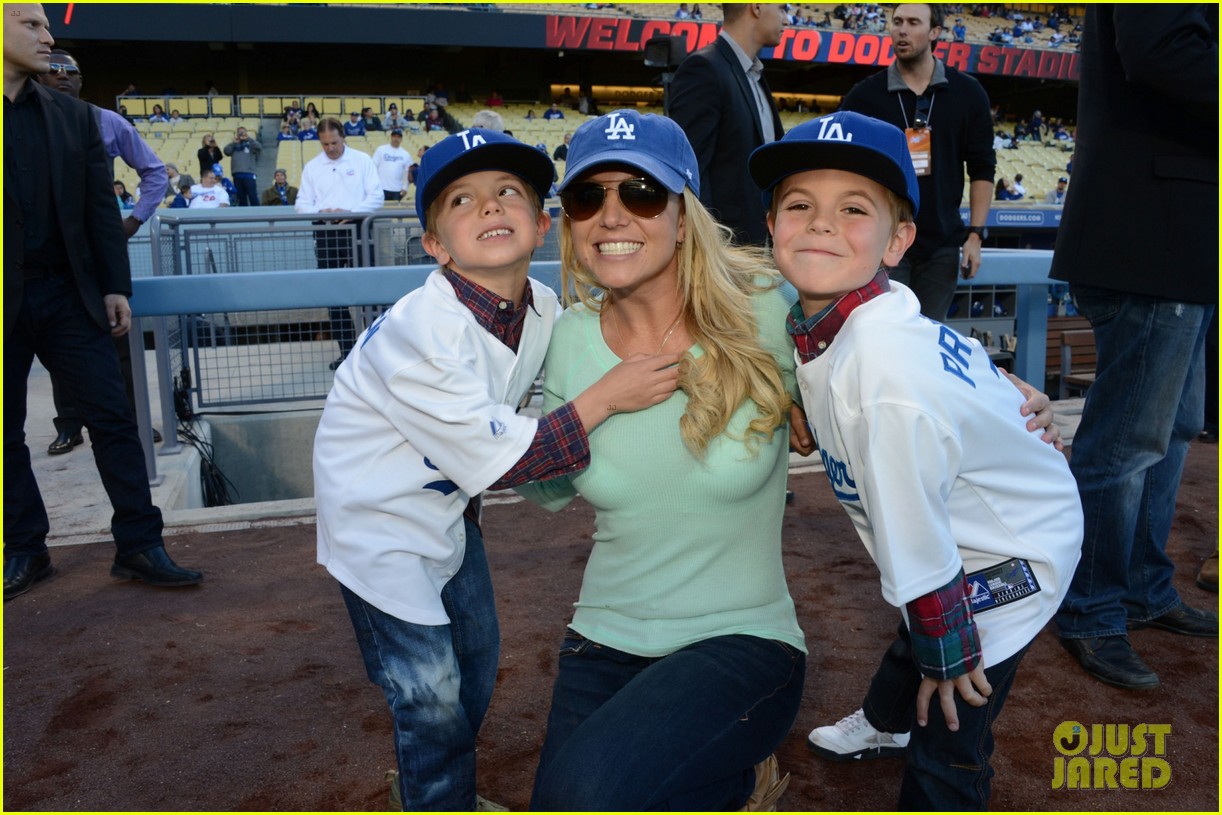britney-spears-dodgers-game-with-the-boys-01.jpg