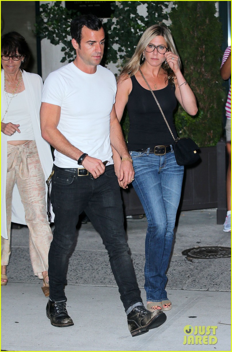 jennifer-aniston-justin-theroux-dinner-date-with-moms-01.jpg
