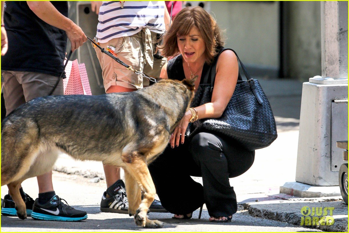 jennifer-aniston-walks-dog-gets-justin-theroux-visit-on-set-09.jpg