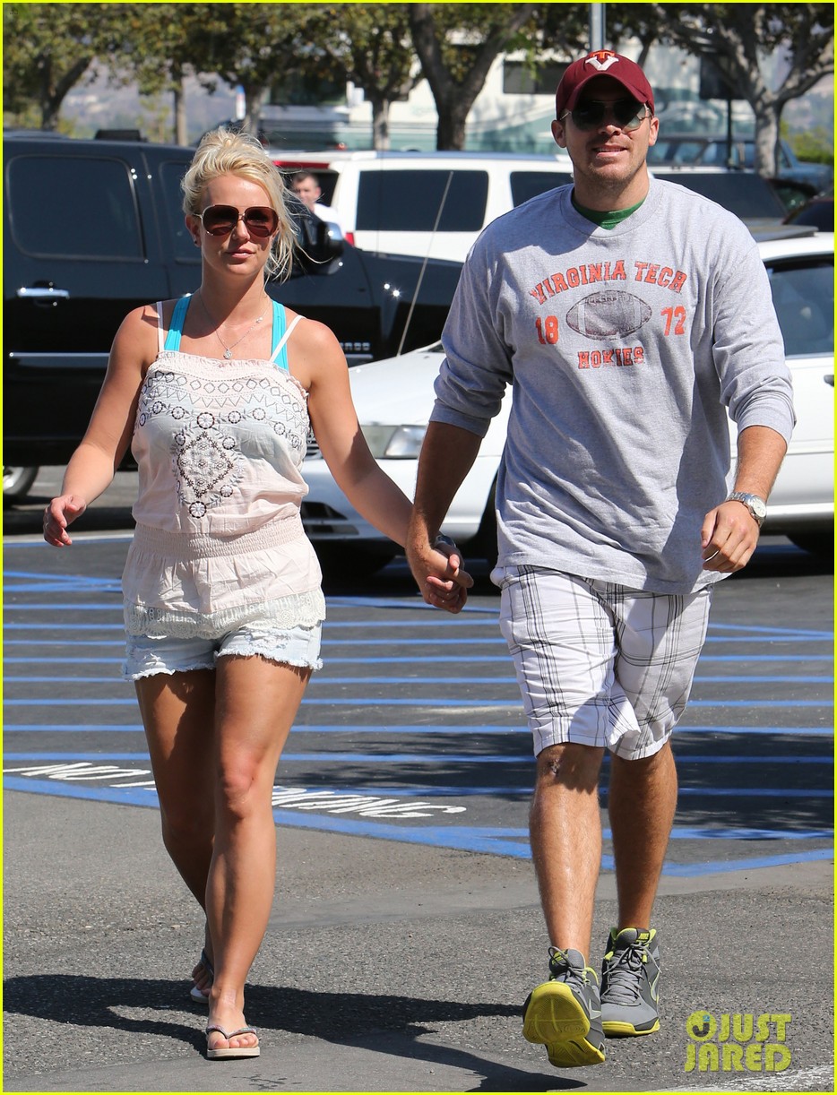 britney-spears-david-lucado-hold-hands-on-fourth-of-july-01.jpg