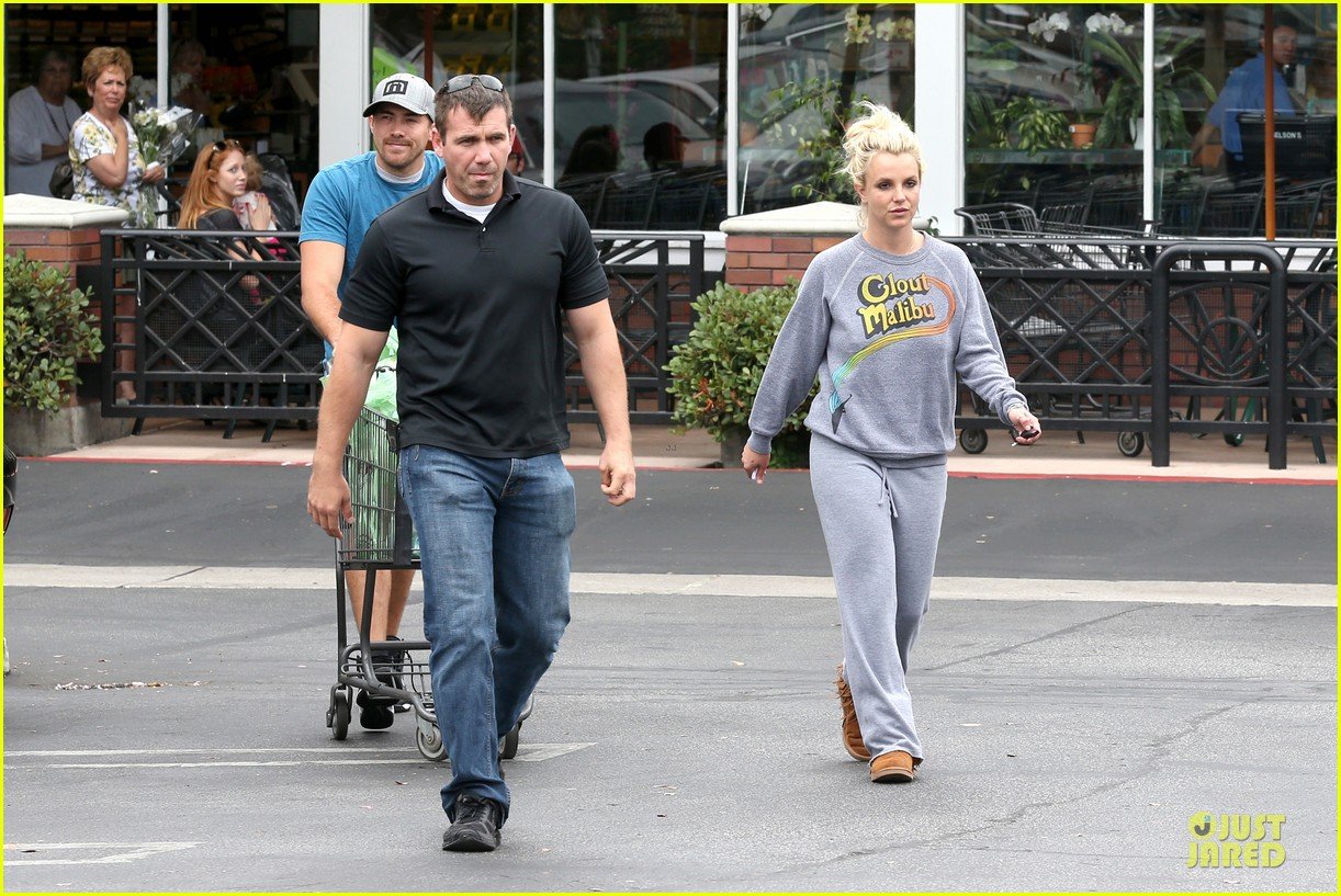 britney-spears-errands-after-movies-with-the-boys-30.jpg