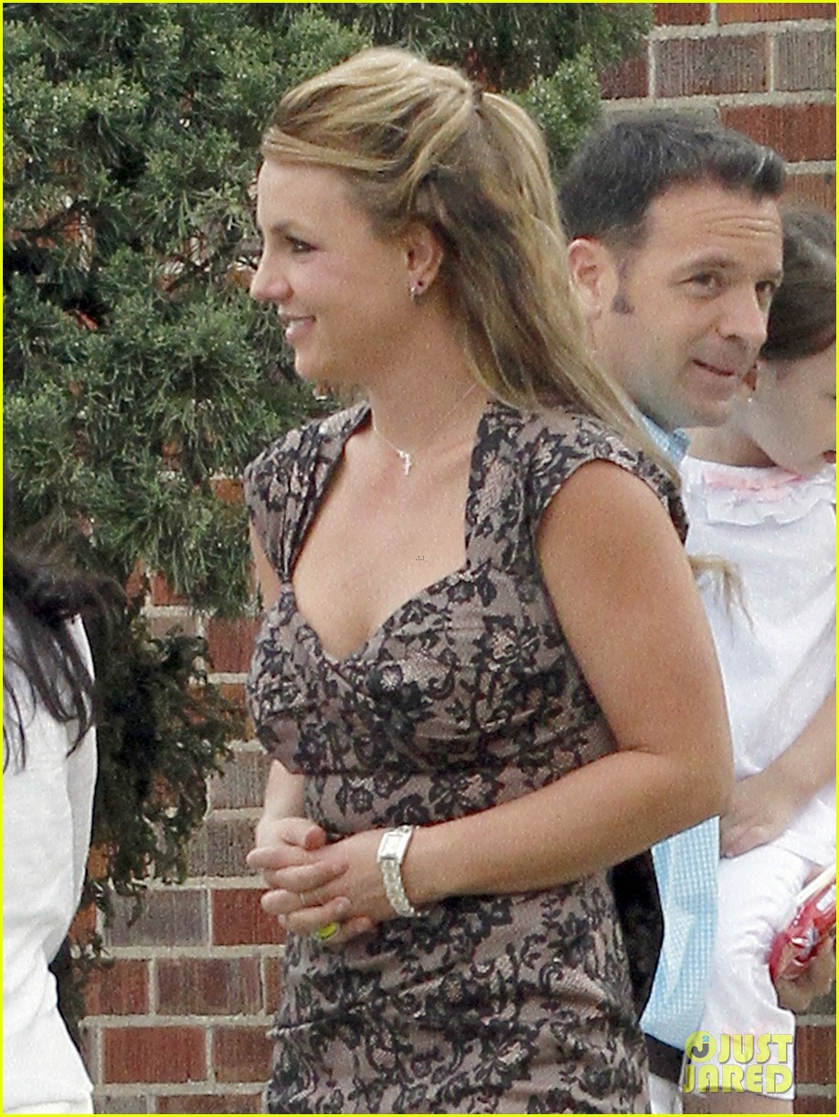britney-spears-easter-church-service-with-the-family-11.jpg