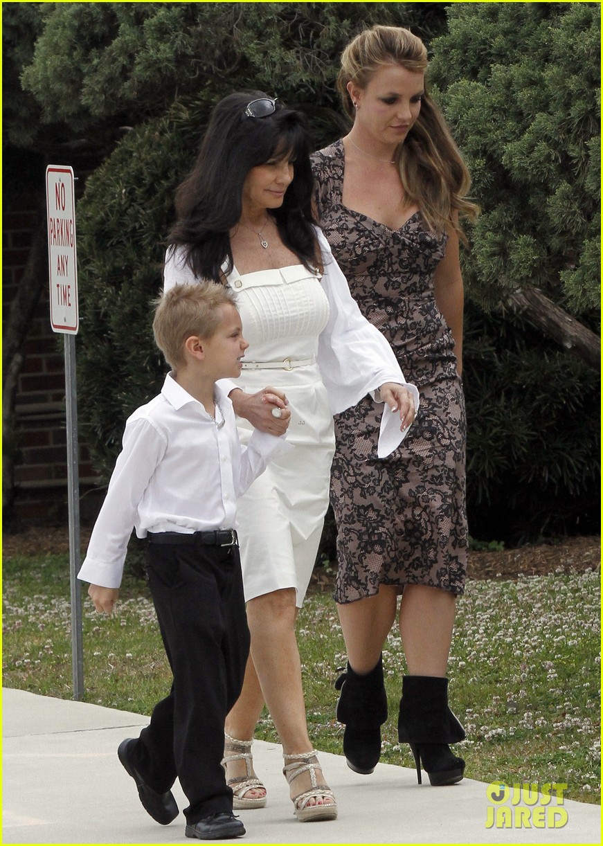 britney-spears-easter-church-service-with-the-family-15.jpg