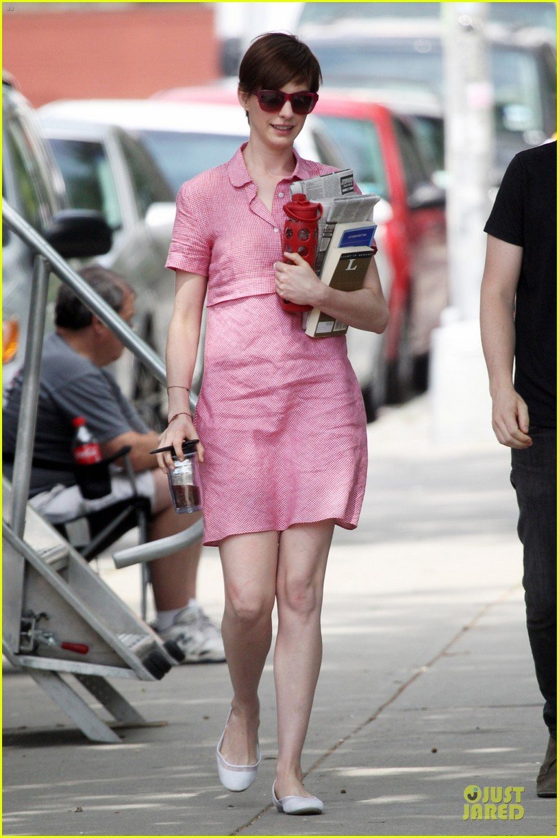 anne-hathaway-pink-book-carrier-on-song-one-set-03.jpg