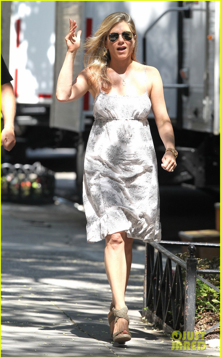 jennifer-aniston-continues-squirrels-to-the-nuts-filming-06.jpg