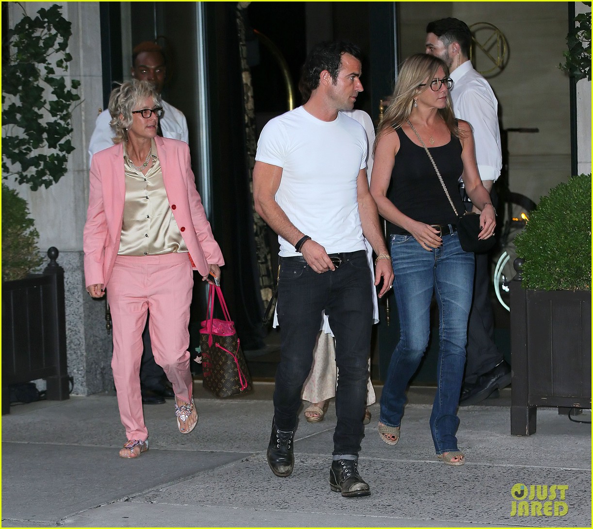 jennifer-aniston-justin-theroux-dinner-date-with-moms-04.jpg