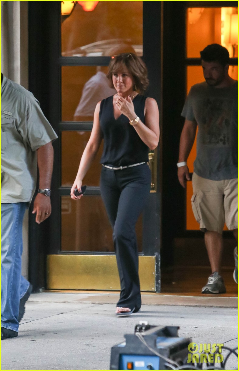 jennifer-aniston-hangs-out-nyc-window-for-squirrels-movie-03.jpg