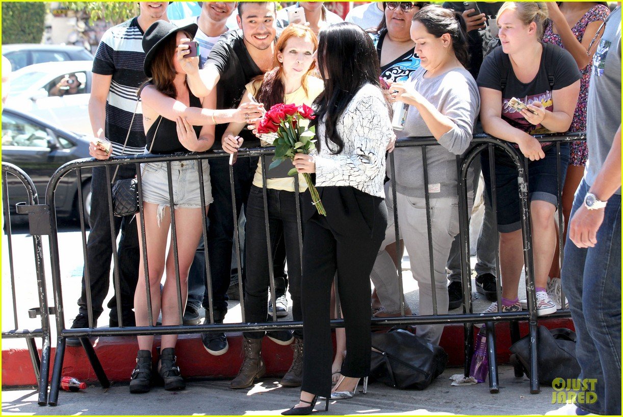 lady-gaga-poses-with-fans-with-fans-without-applause-makeup-10.jpg