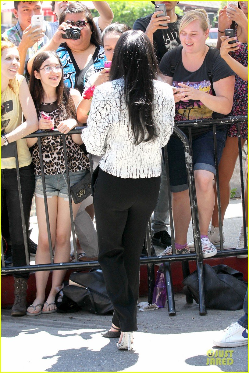 lady-gaga-poses-with-fans-with-fans-without-applause-makeup-11.jpg
