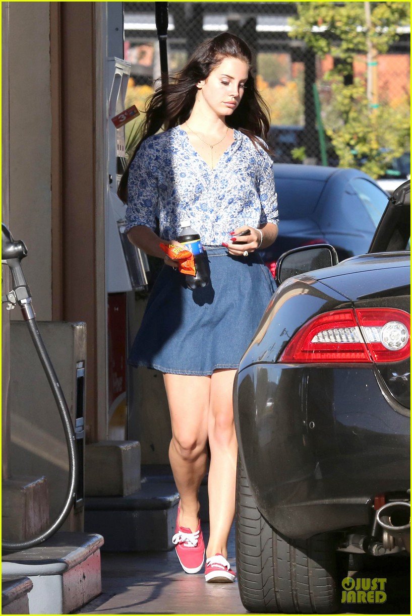 lana-del-rey-barrie-james-oneill-snack-on-soda-in-hollywood-06.jpg