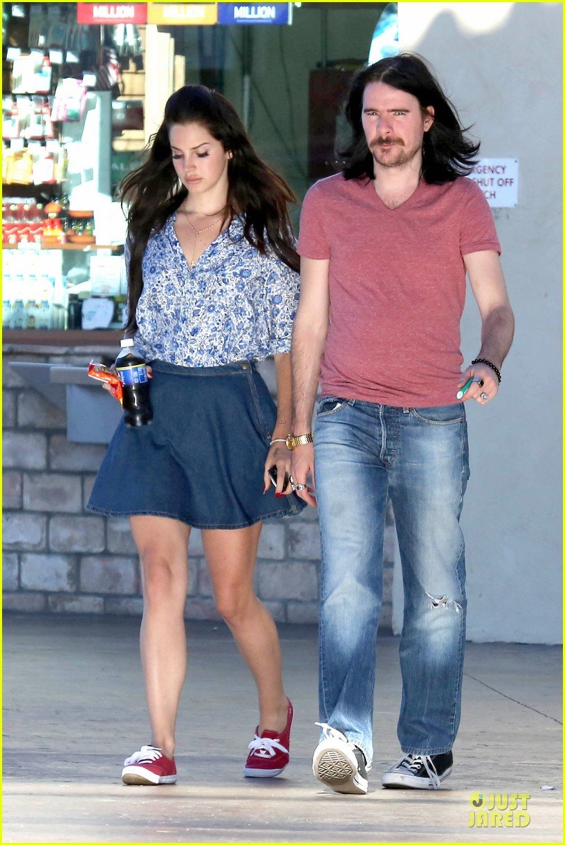 lana-del-rey-barrie-james-oneill-snack-on-soda-in-hollywood-10.jpg