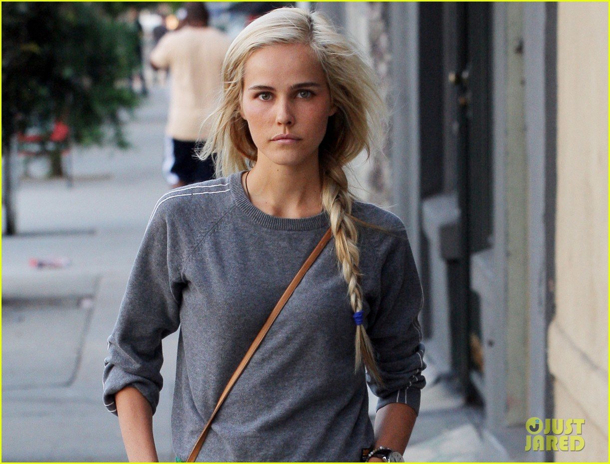 isabel-lucas-labor-day-lunch-03.jpg