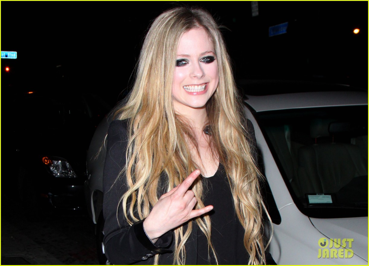 avril-lavigne-premieres-new-song-17-at-viper-room-watch-now-04.jpg