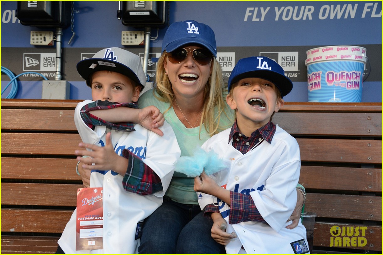 britney-spears-dodgers-game-with-the-boys-03.jpg